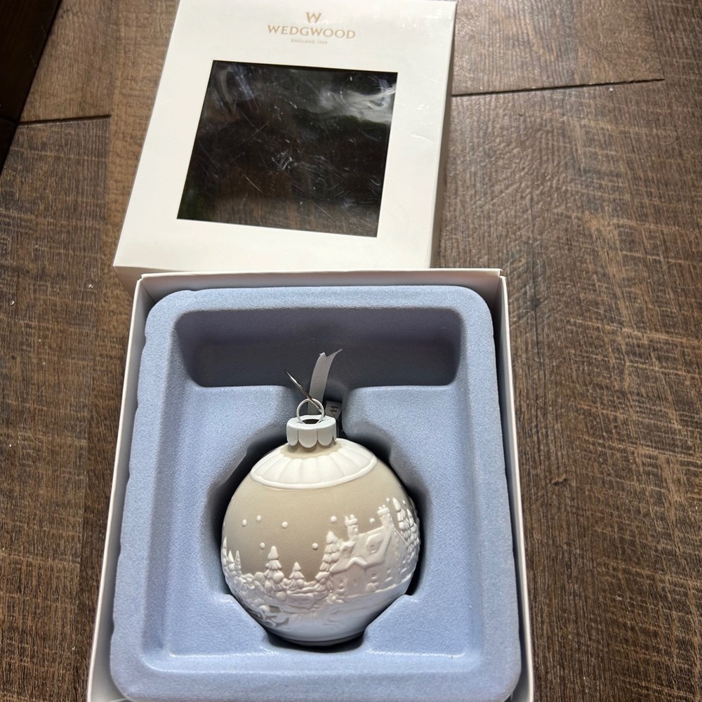 Wedgwood 2014 Sleigh Ride Christmas Ornament Porcelain Winter Scene 40000692 Box